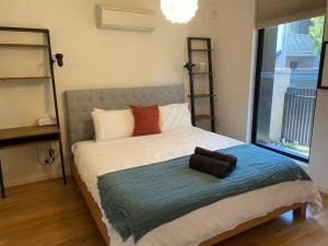 Brilliant Townhouse in Sensational Sth Melb Law