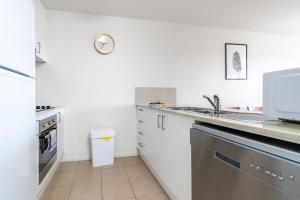 Relaxing 2BR Apt in North Point Complex - Hosted by Canstay