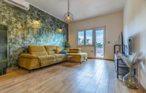 5 Bedroom Awesome Home In Valbandon 