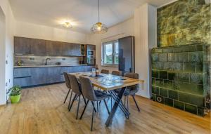 5 Bedroom Awesome Home In Valbandon 
