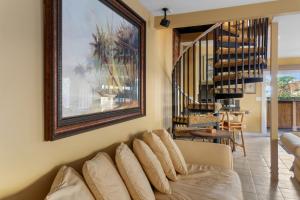 Plumeria Suite, 2-bedrooms, sleeps 6, pool & BBQ, Pre-Renovation Summer Sale