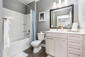 Penthouse Apt - PoolGymHotTubPkg - View!