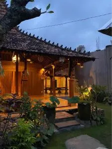 Joglo Breeze Guesthouse and Villa - 塔巴南