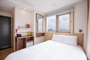 Kenny Stay Jeju Seogwipo