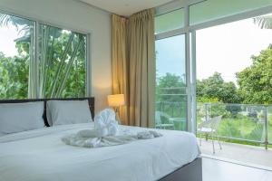 Walking To Award winning Naihan Beach 4BR v129