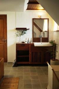 Phòng Giường Đôi/2 Giường Đơn Nhìn Ra Núi (Double or Twin Room with Mountain View)