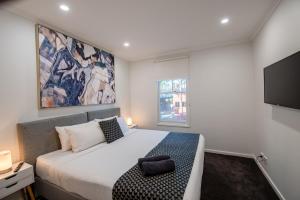 Bright & Spacious with 3 King or 6 Single Beds