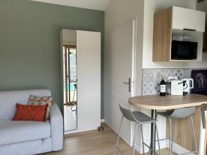 Studio vue piscine au calme près des vignes