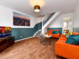 Homely 2 bed house with parking - Pass the Keys