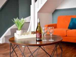 Homely 2 bed house with parking - Pass the Keys