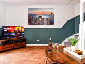 Homely 2 bed house with parking - Pass the Keys