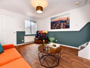 Homely 2 bed house with parking - Pass the Keys