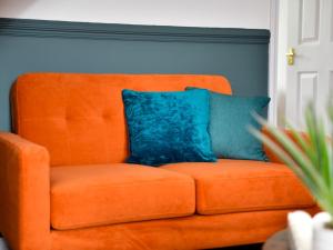 Homely 2 bed house with parking - Pass the Keys