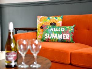 Homely 2 bed house with parking - Pass the Keys