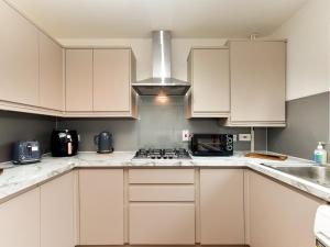 Homely 2 bed house with parking - Pass the Keys