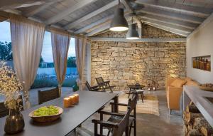 Awesome Home In Tinjan With Wifi 
