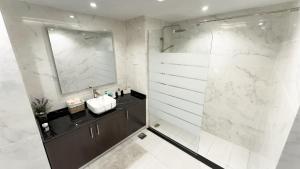 Jumeriah Lake Tower (JLT)-(LAKE VIEW)