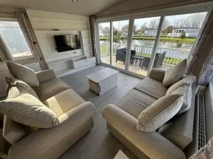 Mablethorpe Lakeside Caravan with Decking & Wi-Fi! - Theddlethorpe Saint Helen
