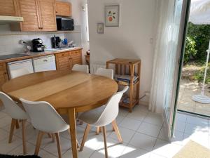 Maisons de vacances Maison lumineuse, de plain-pied, avec jardin clos - A 5mn de la plage : photos des chambres