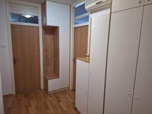 STUDIO APARTMAN MARKo C self-check in,frre parking