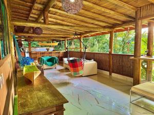 Chalé com 2 Suítes Piscina e Quadra de Vôlei