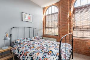 5 mins walk from centre, spacious city apt, open-plan