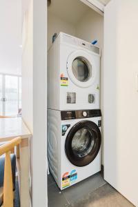 Light Airy Parking WiFi WFH Walk to MCEC Crown