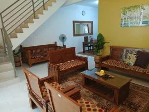 Kayu Cengal Homestay - 金宝