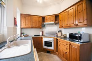 The Summit West End- Elegant Apartment with Free Parking in Prime Location