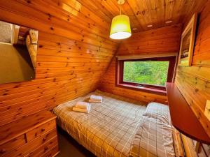 1 Bedroom Cabin with Mountain & Loch Views - Quiet Location between Glencoe & Ben Nevis