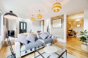 Cosy Lochside Cottage with Mountain and Sea Views