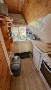 1 Bedroom Cabin with Mountain & Loch Views - Quiet Location between Glencoe & Ben Nevis