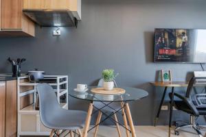 Furnished Studio in Avida Towers Riala, Cebu IT Park with Amazing City View, Fast WiFi, Netflix, Pool and More