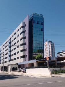 NA BEIRA MAR DE PAJUCARA- EDIF NEO- APARTAMENTO QUARTO E SALA - POSSUI VARANDA- VISTA LATERAL DO MAR-RUA JULIO PLECH FILHO 60 ESQUINA COM AVENIDA DOUTOR ANTONIO GOUVEIA - CONSUMO ELETRICO É PAGO No CKECK-OUT - 1 KWH É 1,35 REIAS - TEM TELA DE PROTE