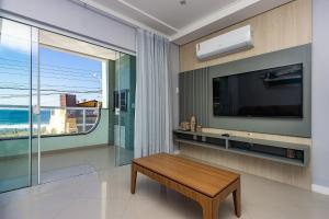 Aline 102 – Aconchegante Apartamento com Vista para o Mar, a Poucos Metros da Praia de Quatro Ilhas.