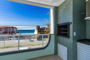 Aline 102 – Aconchegante Apartamento com Vista para o Mar, a Poucos Metros da Praia de Quatro Ilhas.