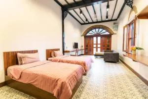 ROSE - Fong Lee CC Lampang Walking Street - 程逸府