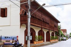 ROSE - Fong Lee CC Lampang Walking Street