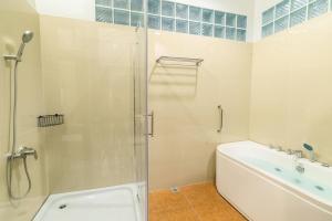 ROSE - Fong Lee CC Lampang Walking Street