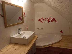 Maisons de vacances Agreable maison de ville avec cheminee : photos des chambres
