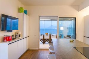 Design house with pool & direct access to the sea