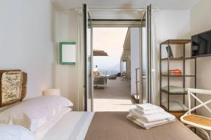 Design house with pool & direct access to the sea