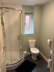 Two Bedrooms Two Bathrooms and Private Parking Rugby