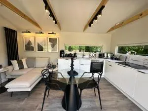 Glass House with Private Hottub - Tarrant Monkton