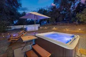 HIlltop Oasis with games, hot tub, Fire-pit, Deck, Views - أواخورست