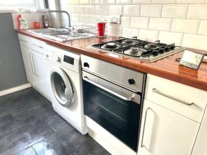 Spacious 3 Bed home near the M4