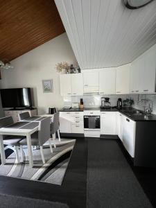 Pronssi Villa, Vuokatin ytimessä sisältyy Ilmainen pysäköinti, Sauna, etu terassi ja piha alue, Wi-Fi, SmartTV