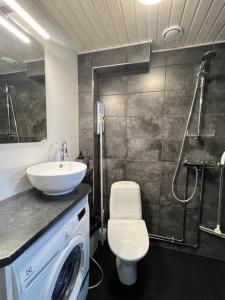 Pronssi Villa, Vuokatin ytimessä sisältyy Ilmainen pysäköinti, Sauna, etu terassi ja piha alue, Wi-Fi, SmartTV