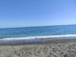 Apartamento nuevo, Disfruta del silencio, familias con niños, aire acondicionado, 2 baños, Wifi, terraza, playa, toallas y sombrillas