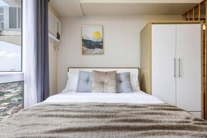 Furnished Studio in Avida Towers Riala, Cebu IT Park with Work Desk, Fast WiFi, Netflix and Pool